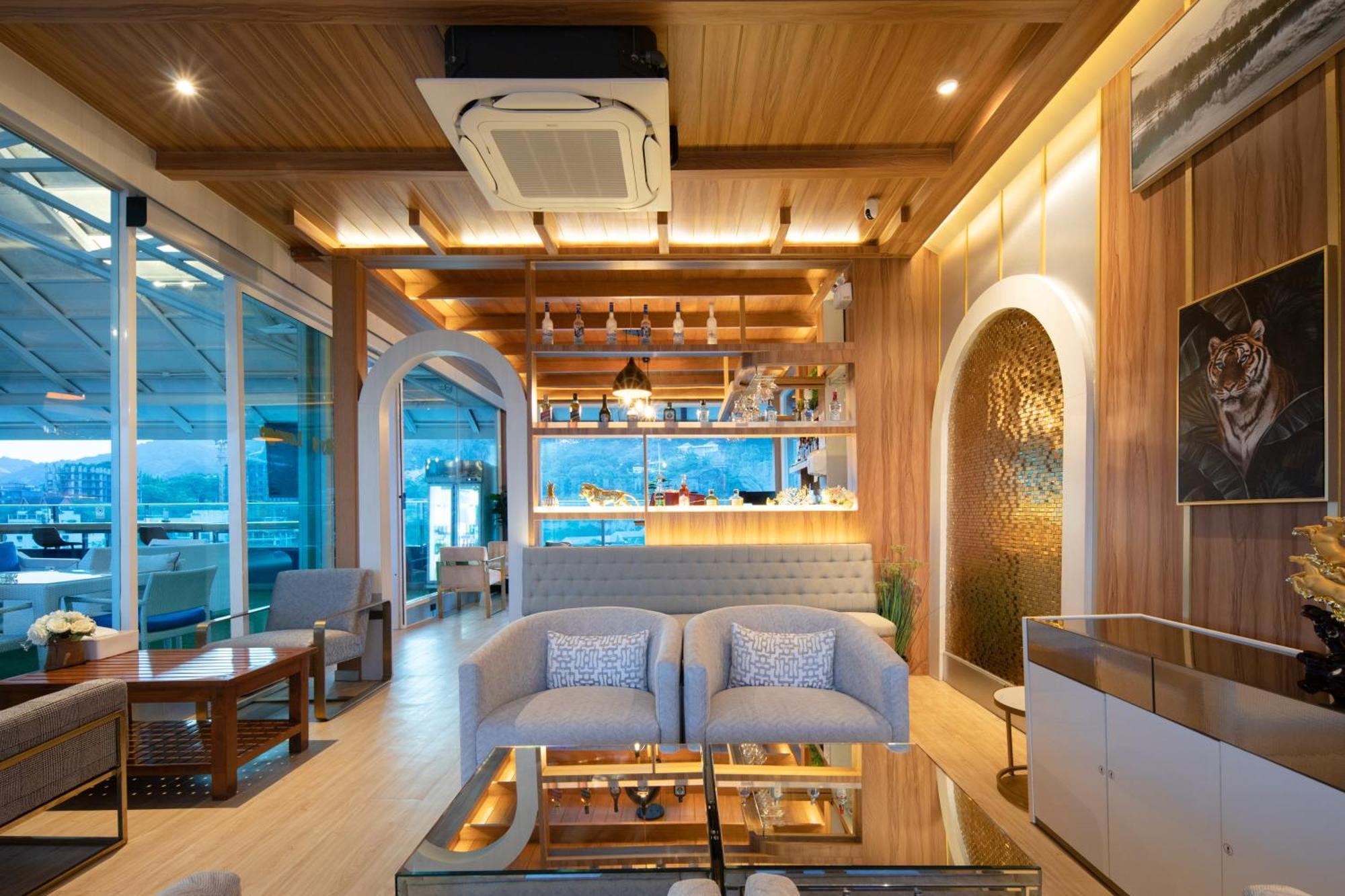 Sira Grande Hotel & Spa Patong Exterior photo