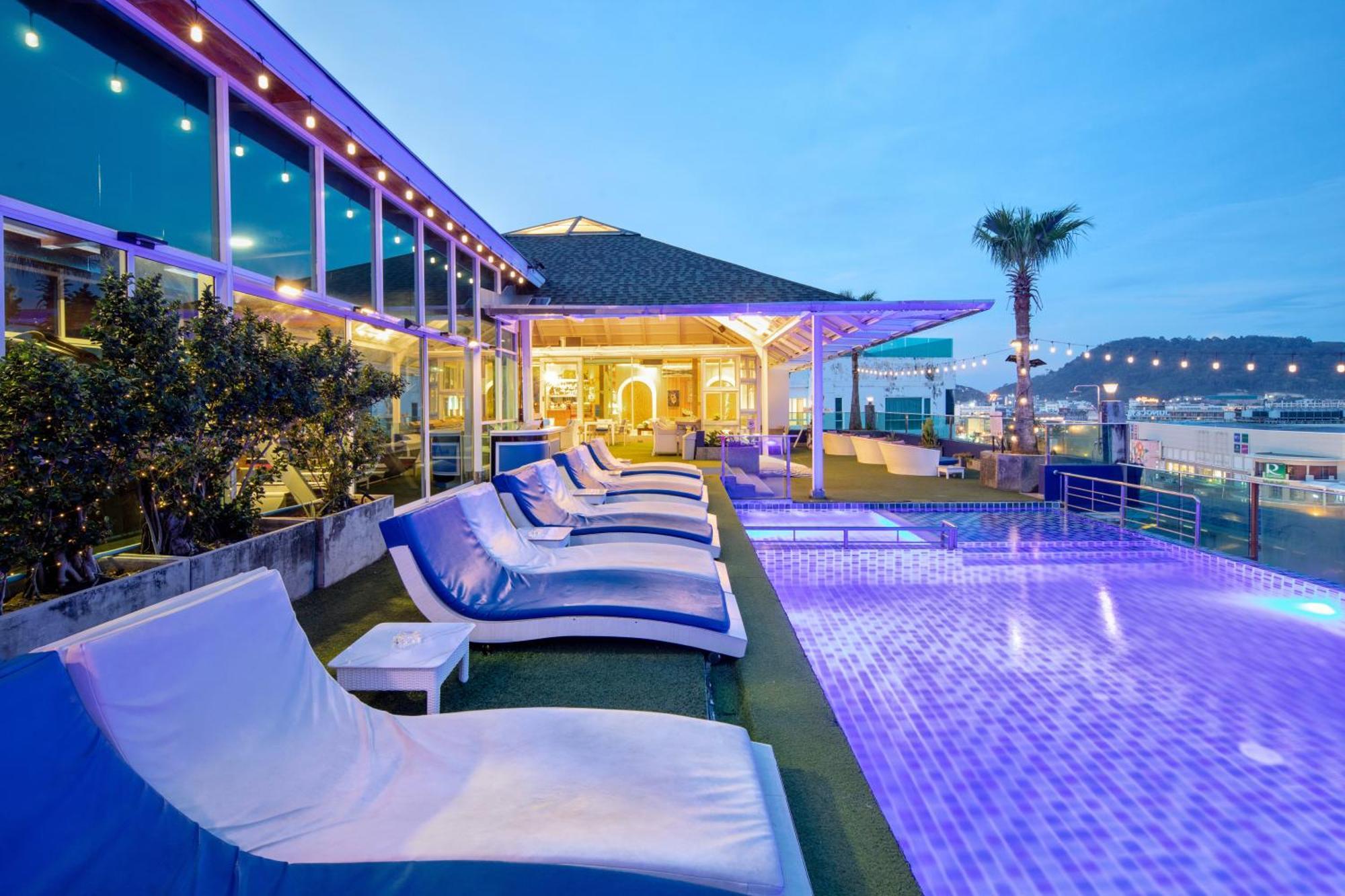 Sira Grande Hotel & Spa Patong Exterior photo
